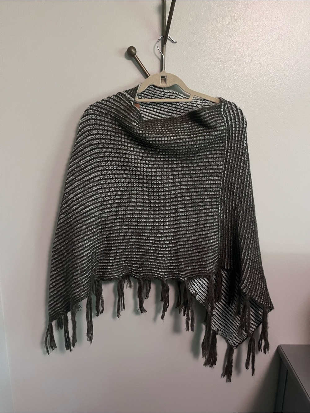 Reversible brown and white shawl